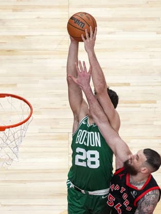 Boston Celtics vs Toronto Raptors TORONTO, CANADA - DECEMBER 20 : Hugo Gonzalez (28) of Boston Celtics dunks the ball over Sandro Mamukelashvili (54) of Toronto Raptors during the NBA, Basketball Herren, USA basketball game between Boston Celtics and Toronto Raptors at the Scotiabank Arena on December 20, 2025 in Toronto, Ontario, Canada. Mert Alper Dervis Anadolu Ontario Canada. Editorial use only. Please get in touch for any other usage.  Copyright: x2025xAnadoluxMertxAlperxDervisx