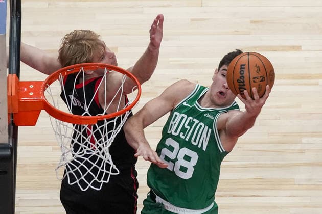 Boston Celtics vs Toronto Raptors TORONTO, CANADA - DECEMBER 20 : Hugo Gonzalez (28) of Boston Celtics in action against Gradey Dick (1) of Toronto Raptors during the NBA, Basketball Herren, USA basketball game between Boston Celtics and Toronto Raptors at the Scotiabank Arena on December 20, 2025 in Toronto, Ontario, Canada. Mert Alper Dervis Anadolu Ontario Canada. Editorial use only. Please get in touch for any other usage.  Copyright: x2025xAnadoluxMertxAlperxDervisx