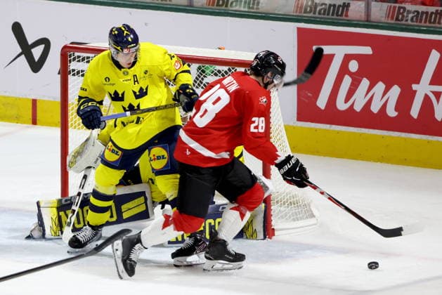 December 20, 2025, London, On, Canada: Sweden defenceman Leo Sahlin Wallenius (4) holds off Canada forward Brady Martin (28) during the third period of a IIHF World Junior Hockey Championship pre-tournament game in London, Ont., Saturday, December 20, 2025. Canada News - December 20, 2025  - ZUMAc35_ 20251220_zaf_c35_082 Copyright: xNicolexOsbornex