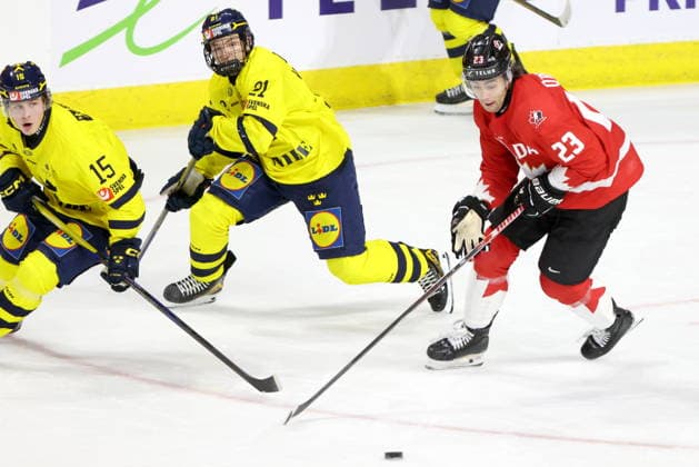 December 20, 2025, London, On, Canada: Canada forward Sam OReilly (23) moves the puck as Sweden forward Ivar Stenberg (15) and forward Viggo Bjorck (21) look on during the third period of a IIHF World Junior Hockey Championship pre-tournament game in London, Ont., Saturday, December 20, 2025. Canada News - December 20, 2025  - ZUMAc35_ 20251220_zaf_c35_083 Copyright: xNicolexOsbornex