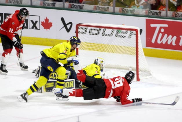 December 20, 2025, London, On, Canada: Canada forward Michael Hage (29) dives for the puck against Sweden during the third period of a IIHF World Junior Hockey Championship pre-tournament game in London, Ont., Saturday, December 20, 2025. Canada News - December 20, 2025  - ZUMAc35_ 20251220_zaf_c35_093 Copyright: xNicolexOsbornex