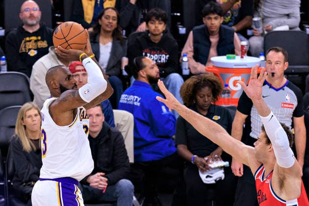 December 20, 2025, Inglewood, California, USA: Brook Lopez 11 of the Los Angeles Clippers tries to block a shot by LeBron James 23 of the Los Angeles Lakers during their 2025 NBA, Basketball Herren, USA regular season game on Saturday December 20, 2025 at Intuit Dome Arena in Inglewood, California. JAVIER ROJAS PI Inglewood USA - ZUMAp124 20251220_zaa_p124_001 Copyright: xJavierxRojasx