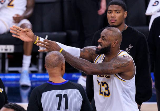 December 20, 2025, Inglewood, California, USA: LeBron James 23 of the Los Angeles Lakers disputes a no call with referee Rodney Mott 71 during their 2025 NBA, Basketball Herren, USA regular season game against the Los Angeles Clippers on Saturday December 20, 2025 at Intuit Dome Arena in Inglewood, California. JAVIER ROJAS PI Inglewood USA - ZUMAp124 20251220_zaa_p124_002 Copyright: xJavierxRojasx