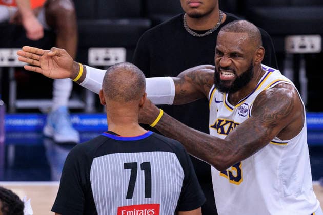 December 20, 2025, Inglewood, California, USA: LeBron James 23 of the Los Angeles Lakers disputes a no call with referee Rodney Mott 71 during their 2025 NBA, Basketball Herren, USA regular season game against the Los Angeles Clippers on Saturday December 20, 2025 at Intuit Dome Arena in Inglewood, California. JAVIER ROJAS PI Inglewood USA - ZUMAp124 20251220_zaa_p124_003 Copyright: xJavierxRojasx
