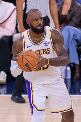 December 20, 2025, Inglewood, California, USA: LeBron James 23 of the Los Angeles Lakers looks to pass during their 2025 NBA, Basketball Herren, USA regular season game against the Los Angeles Clippers on Saturday December 20, 2025 at Intuit Dome Arena in Inglewood, California. JAVIER ROJAS PI Inglewood USA - ZUMAp124 20251220_zaa_p124_008 Copyright: xJavierxRojasx