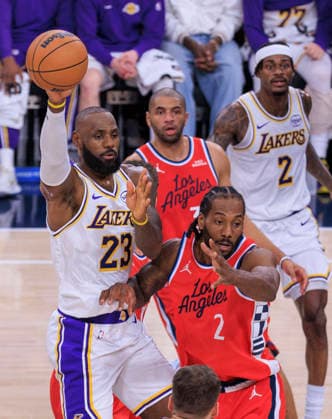 December 20, 2025, Inglewood, California, USA: LeBron James 23 of the Los Angeles Lakers passes away from Kawhi Leonard 2 of the Los Angeles Clippers during their 2025 NBA, Basketball Herren, USA regular season game on Saturday December 20, 2025 at Intuit Dome Arena in Inglewood, California. JAVIER ROJAS PI Inglewood USA - ZUMAp124 20251220_zaa_p124_004 Copyright: xJavierxRojasx