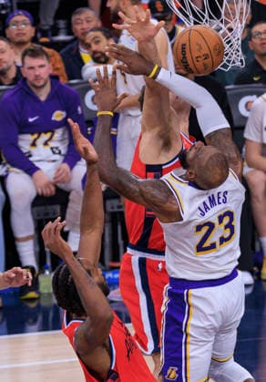 December 20, 2025, Inglewood, California, USA: LeBron James 23 of the Los Angeles Lakers is blocked by Brook Lopez 11 of the Los Angeles Clippers during their 2025 NBA, Basketball Herren, USA regular season game on Saturday December 20, 2025 at Intuit Dome Arena in Inglewood, California. JAVIER ROJAS PI Inglewood USA - ZUMAp124 20251220_zaa_p124_005 Copyright: xJavierxRojasx