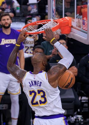 December 20, 2025, Inglewood, California, USA: LeBron James 23 of the Los Angeles Lakers dunks the ball during their 2025 NBA, Basketball Herren, USA regular season game against the Los Angeles Clippers on Saturday December 20, 2025 at Intuit Dome Arena in Inglewood, California. JAVIER ROJAS PI Inglewood USA - ZUMAp124 20251220_zaa_p124_006 Copyright: xJavierxRojasx