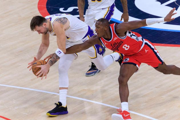 December 20, 2025, Inglewood, California, USA: Kris Dunn 8 of the Los Angeles Clippers taps the ball from Luka Doncic 77 of the Los Angeles Lakers during their regular season NBA, Basketball Herren, USA game on Saturday December 20, 2025 at Intuit Dome in Inglewood, California. ARIANA RUIZ PI Inglewood USA - ZUMAp124 20251220_zaa_p124_009 Copyright: xArianaxRuizx