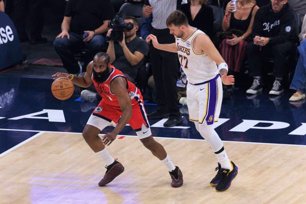 December 20, 2025, Inglewood, California, USA: James Harden 1 of the Los Angeles Clippers grabs the rebound before Luka Doncic 77 of the Los Angeles Lakers during their regular season NBA, Basketball Herren, USA game on Saturday December 20, 2025 at Intuit Dome in Inglewood, California. ARIANA RUIZ PI Inglewood USA - ZUMAp124 20251220_zaa_p124_010 Copyright: xArianaxRuizx