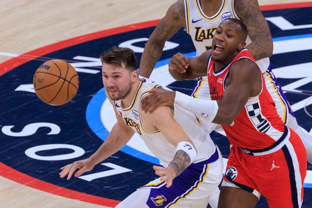 December 20, 2025, Inglewood, California, USA: Luka Doncic 77 of the Los Angeles Lakers and Kris Dunn 8 of the Los Angeles Clippers reach for the ball during their regular season NBA, Basketball Herren, USA game on Saturday December 20, 2025 at Intuit Dome in Inglewood, California. ARIANA RUIZ PI Inglewood USA - ZUMAp124 20251220_zaa_p124_011 Copyright: xArianaxRuizx