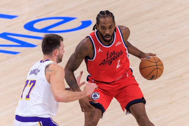 December 20, 2025, Inglewood, California, USA: Kawhi Leonard 2 of the Los Angeles Clippers pushes past Luka Doncic 77 of the Los Angeles Lakers during their regular season NBA, Basketball Herren, USA game on Saturday December 20, 2025 at Intuit Dome in Inglewood, California. ARIANA RUIZ PI Inglewood USA - ZUMAp124 20251220_zaa_p124_013 Copyright: xArianaxRuizx