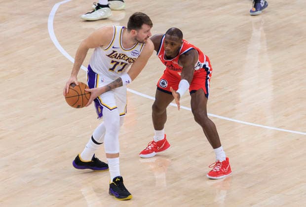 December 20, 2025, Inglewood, California, USA: Kris Dunn 8 of the Los Angeles Clippers guards Luka Doncic 77 of the Los Angeles Lakers during their regular season NBA, Basketball Herren, USA game on Saturday December 20, 2025 at Intuit Dome in Inglewood, California. ARIANA RUIZ PI Inglewood USA - ZUMAp124 20251220_zaa_p124_016 Copyright: xArianaxRuizx