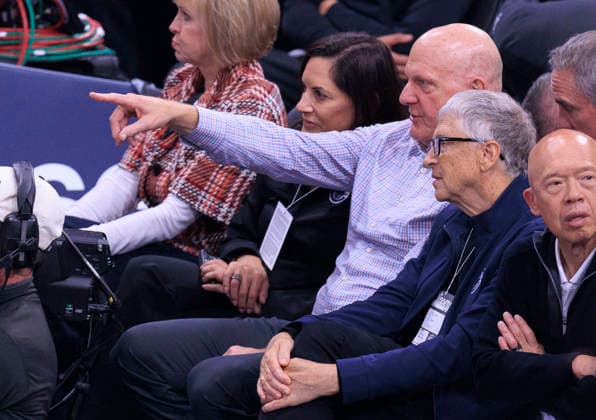 December 20, 2025, Inglewood, California, USA: (R) Bill Gates sits next to Steve Ballmer, owner of the Los Angeles Clippers at the 2025 NBA, Basketball Herren, USA regular season game against the Los Angeles Lakers on Saturday December 20, 2025 at Intuit Dome Arena in Inglewood, California. JAVIER ROJAS PI Inglewood USA - ZUMAp124 20251220_zaa_p124_017 Copyright: xJavierxRojasx