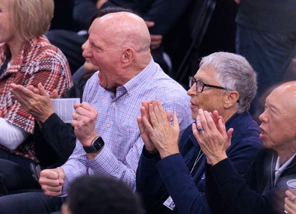 December 20, 2025, Inglewood, California, USA: (R) Bill Gates sits next to Steve Ballmer, owner of the Los Angeles Clippers at the 2025 NBA, Basketball Herren, USA regular season game against the Los Angeles Lakers on Saturday December 20, 2025 at Intuit Dome Arena in Inglewood, California. JAVIER ROJAS PI Inglewood USA - ZUMAp124 20251220_zaa_p124_018 Copyright: xJavierxRojasx
