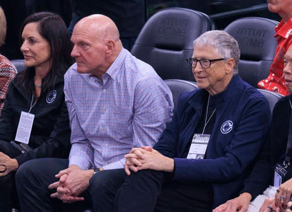 December 20, 2025, Inglewood, California, USA: (R) Bill Gates sits next to Steve Ballmer, owner of the Los Angeles Clippers at the 2025 NBA, Basketball Herren, USA regular season game against the Los Angeles Lakers on Saturday December 20, 2025 at Intuit Dome Arena in Inglewood, California. JAVIER ROJAS PI Inglewood USA - ZUMAp124 20251220_zaa_p124_019 Copyright: xJavierxRojasx