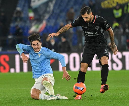 (251221) -- ROMA, Dec. 21, 2025 -- Lazio s Matteo Cancellieri (L) vies with Cremonese s Giuseppe Pezzella during a Serie A football match between Lazio and Cremonese in Rome, Italy, Dec. 20, 2025. (Photo by Xinhua) (SP)ITALY-ROME-FOOTBALL-SERIE A-LAZIO VS CREMONESE AlbertoxLingria 