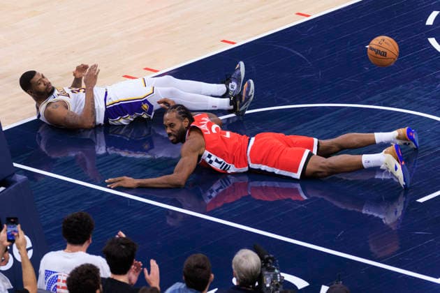 December 20, 2025, Inglewood, California, USA: Kawhi Leonard 2 of the Los Angeles Clippers collides with Marcus Smart 36 of the Los Angeles Lakers during their regular season NBA, Basketball Herren, USA game on Saturday December 20, 2025 at Intuit Dome in Inglewood, California. ARIANA RUIZ PI Inglewood USA - ZUMAp124 20251220_zaa_p124_023 Copyright: xArianaxRuizx
