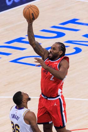 December 20, 2025, Inglewood, California, USA: Kawhi Leonard 2 of the Los Angeles Clippers attempts a floater as Marcus Smart 36 of the Los Angeles Lakers defends during their regular season NBA, Basketball Herren, USA game on Saturday December 20, 2025 at Intuit Dome in Inglewood, California. ARIANA RUIZ PI Inglewood USA - ZUMAp124 20251220_zaa_p124_024 Copyright: xArianaxRuizx