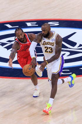 December 20, 2025, Inglewood, California, USA: LeBron James 23 of the Los Angeles Lakers passes the ball as Kawhi Leonard 2 of the Los Angeles Clippers defends during their regular season NBA, Basketball Herren, USA game on Saturday December 20, 2025 at Intuit Dome in Inglewood, California. Clippers defeat Lakers, 103-88. ARIANA RUIZ PI Inglewood USA - ZUMAp124 20251220_zaa_p124_027 Copyright: xArianaxRuizx