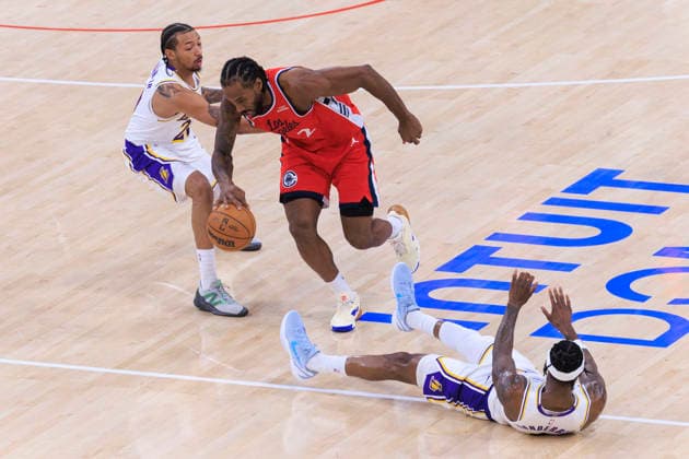 December 20, 2025, Inglewood, California, USA: Kawhi Leonard 2 of the Los Angeles Clippers steals the ball from Jarred Vanderbilt 2 of the Los Angeles Lakers during their regular season NBA, Basketball Herren, USA game on Saturday December 20, 2025 at Intuit Dome in Inglewood, California. Clippers defeat Lakers, 103-88. ARIANA RUIZ PI Inglewood USA - ZUMAp124 20251220_zaa_p124_031 Copyright: xArianaxRuizx