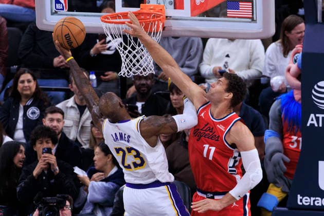 December 20, 2025, Inglewood, California, USA: Brook Lopez 11 of the Los Angeles Clippers attempts to block LeBron James 23 of the Los Angeles Lakers during their regular season NBA, Basketball Herren, USA game on Saturday December 20, 2025 at Intuit Dome in Inglewood, California. Clippers defeat Lakers, 103-88. ARIANA RUIZ PI Inglewood USA - ZUMAp124 20251220_zaa_p124_032 Copyright: xArianaxRuizx
