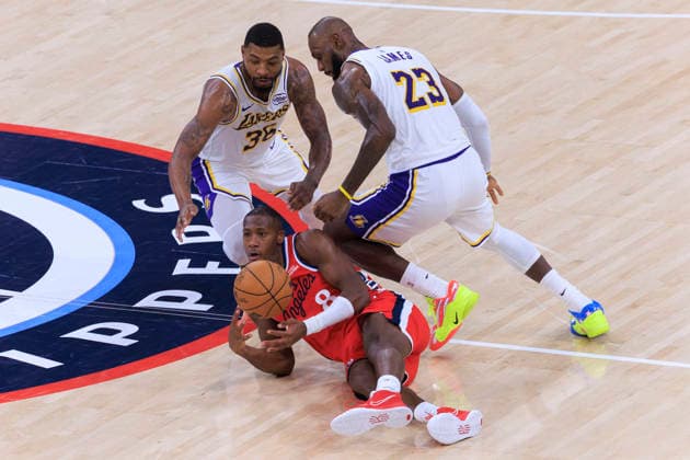 December 20, 2025, Inglewood, California, USA: Kris Dunn 8 of the Los Angeles Clippers passes the ball from the floor as Marcus Smart 36 and LeBron James 23 of the Los Angeles Lakers defend during their regular season NBA, Basketball Herren, USA game on Saturday December 20, 2025 at Intuit Dome in Inglewood, California. Clippers defeat Lakers, 103-88. ARIANA RUIZ PI Inglewood USA - ZUMAp124 20251220_zaa_p124_033 Copyright: xArianaxRuizx