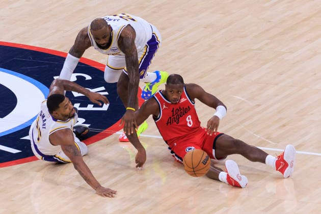 December 20, 2025, Inglewood, California, USA: Kris Dunn 8 of the Los Angeles Clippers and Marcus Smart 36 and LeBron James 23 of the Los Angeles Lakers collide during their regular season NBA, Basketball Herren, USA game on Saturday December 20, 2025 at Intuit Dome in Inglewood, California. Clippers defeat Lakers, 103-88. ARIANA RUIZ PI Inglewood USA - ZUMAp124 20251220_zaa_p124_034 Copyright: xArianaxRuizx