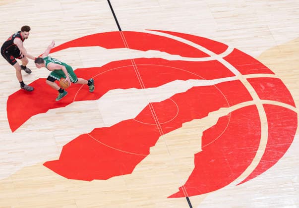 (251221) -- TORONTO, Dec. 21, 2025 -- Payton Pritchard (R) of Boston Celtics breaks through during the 2025-2026 NBA, Basketball Herren, USA regular season game between Toronto Raptors and Boston Celtics in Toronto, Canada, on Dec. 20, 2025. ) (SP)CANADA-TORONTO-NBA-CELTICS VS RAPTORS ZouxZheng 
