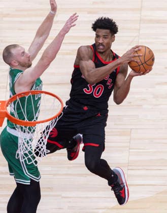 (251221) -- TORONTO, Dec. 21, 2025 -- Ochai Agbaji (R) of Toronto Raptors goes for a layup during the 2025-2026 NBA, Basketball Herren, USA regular season game between Toronto Raptors and Boston Celtics in Toronto, Canada, on Dec. 20, 2025. ) (SP)CANADA-TORONTO-NBA-CELTICS VS RAPTORS ZouxZheng 
