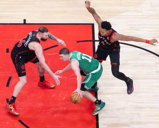(251221) -- TORONTO, Dec. 21, 2025 -- Payton Pritchard (C) of Boston Celtics breaks through during the 2025-2026 NBA, Basketball Herren, USA regular season game between Toronto Raptors and Boston Celtics in Toronto, Canada, on Dec. 20, 2025. ) (SP)CANADA-TORONTO-NBA-CELTICS VS RAPTORS ZouxZheng 