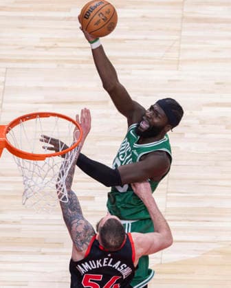 (251221) -- TORONTO, Dec. 21, 2025 -- Neemias Queta (above) of Boston Celtics goes up for a layup during the 2025-2026 NBA, Basketball Herren, USA regular season game between Toronto Raptors and Boston Celtics in Toronto, Canada, on Dec. 20, 2025. ) (SP)CANADA-TORONTO-NBA-CELTICS VS RAPTORS ZouxZheng 