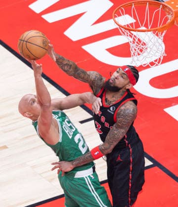 (251221) -- TORONTO, Dec. 21, 2025 -- Brandon Ingram (R) of Toronto Raptors blocks Jordan Walsh of Boston Celtics during the 2025-2026 NBA, Basketball Herren, USA regular season game between Toronto Raptors and Boston Celtics in Toronto, Canada, on Dec. 20, 2025. ) (SP)CANADA-TORONTO-NBA-CELTICS VS RAPTORS ZouxZheng 