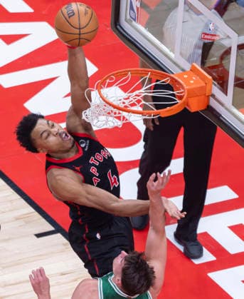(251221) -- TORONTO, Dec. 21, 2025 -- Scottie Barnes (L) of Toronto Raptors dunks during the 2025-2026 NBA, Basketball Herren, USA regular season game between Toronto Raptors and Boston Celtics in Toronto, Canada, on Dec. 20, 2025. ) (SP)CANADA-TORONTO-NBA-CELTICS VS RAPTORS ZouxZheng 