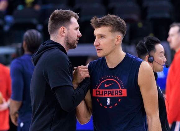 December 20, 2025, Inglewood, California, USA: Luka Doncic 77 of the Los Angeles Lakers greets Bogdan Bogdanovic 10 of the Los Angeles Clippers prior to their regular season NBA, Basketball Herren, USA game on Saturday December 20, 2025 at Intuit Dome in Inglewood, California. Clippers defeat Lakers, 103-88. ARIANA RUIZ PI Inglewood USA - ZUMAp124 20251220_zaa_p124_035 Copyright: xArianaxRuizx