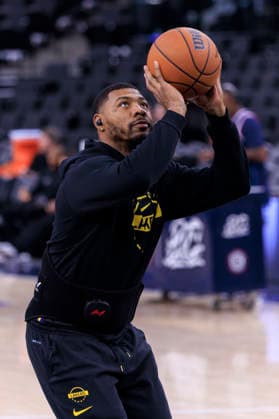 December 20, 2025, Inglewood, California, USA: Marcus Smart 36 of the Los Angeles Lakers warms up prior to their regular season NBA, Basketball Herren, USA game against the Los Angeles Clippers on Saturday December 20, 2025 at Intuit Dome in Inglewood, California. Clippers defeat Lakers, 103-88. ARIANA RUIZ PI Inglewood USA - ZUMAp124 20251220_zaa_p124_037 Copyright: xArianaxRuizx