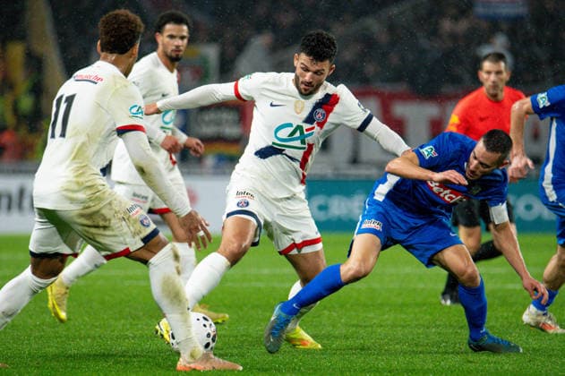 FOOTBALL : Vendee Fontenay Foot vs Paris Saint Germain PSG - Coupe de France - 32e de finale - 20 12 2025 Goncalo Ramos (Paris SG), Mehdi Belbachir (VendÃ e Fontenay Foot) NantesFrance  Copyright: xEmilienxJousselinx