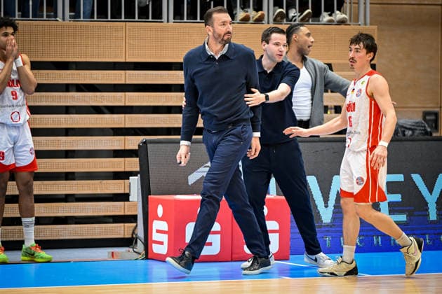 Barmer 2 Basketball Bundesliga ProA RheinStars Köln vs HAKRO Merlins Crailsheim, 20 12 2025 Zoran Kukic Coach RheinStars Köln , Oliver Elling Co Coach RheinStars Köln , Jasper Günther RheinStarsKöln 6 , Barmer 2 Basketball Bundesliga ProA RheinStars Köln vs HAKRO Merlins Crailsheim on 20 12 2025 at Castello Düsseldorf in Düsseldorf Nordrhein Westfalen Copyright: xBEAUTIFULxSPORTS Mueller-Laschetx