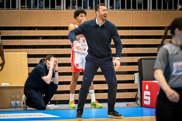 Barmer 2 Basketball Bundesliga ProA RheinStars Köln vs HAKRO Merlins Crailsheim, 20 12 2025 Zoran Kukic Coach RheinStars Köln , Barmer 2 Basketball Bundesliga ProA RheinStars Köln vs HAKRO Merlins Crailsheim on 20 12 2025 at Castello Düsseldorf in Düsseldorf North Rhine-Westphalia Copyright: xBEAUTIFULxSPORTS Mueller-Laschetx