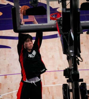 (251221) -- SACRAMENTO, Dec. 21, 2025 -- Yang Hansen of Portland Trail Blazers warms up before the 2025-2026 NBA, Basketball Herren, USA regular season match between Portland Trail Blazers and Sacramento Kings in Sacramento, the United States, on Dec. 20, 2025. (Photo by Xinhua) (SP)U.S.-SACRAMENTO-BASKETBALL-NBA-BLAZERS VS KINGS SunxYuxuan 