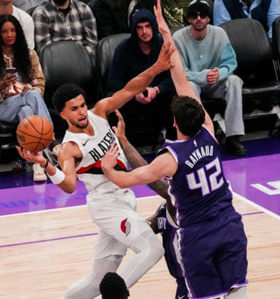 (251221) -- SACRAMENTO, Dec. 21, 2025 -- Toumani Camara (L) of Portland Trail Blazers competes during the 2025-2026 NBA, Basketball Herren, USA regular season match between Portland Trail Blazers and Sacramento Kings in Sacramento, the United States, on Dec. 20, 2025. (Photo by Xinhua) (SP)U.S.-SACRAMENTO-BASKETBALL-NBA-BLAZERS VS KINGS SunxYuxuan 