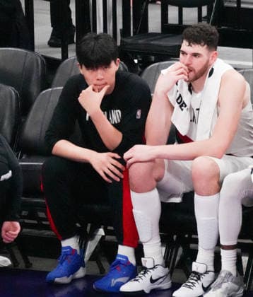 (251221) -- SACRAMENTO, Dec. 21, 2025 -- Yang Hansen (L) of Portland Trail Blazers watches the 2025-2026 NBA, Basketball Herren, USA regular season match between Portland Trail Blazers and Sacramento Kings in Sacramento, the United States, on Dec. 20, 2025. (Photo by Xinhua) (SP)U.S.-SACRAMENTO-BASKETBALL-NBA-BLAZERS VS KINGS SunxYuxuan 