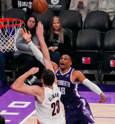 (251221) -- SACRAMENTO, Dec. 21, 2025 -- Russell Westbrook (R) of Sacramento Kings goes for a layup during the 2025-2026 NBA, Basketball Herren, USA regular season match between Portland Trail Blazers and Sacramento Kings in Sacramento, the United States, on Dec. 20, 2025. (Photo by Xinhua) (SP)U.S.-SACRAMENTO-BASKETBALL-NBA-BLAZERS VS KINGS SunxYuxuan 