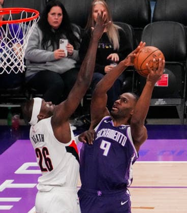 (251221) -- SACRAMENTO, Dec. 21, 2025 -- Sacramento Kings Precious Achiuwa (R) competes during the 2025-2026 NBA, Basketball Herren, USA regular season match between Portland Trail Blazers and Sacramento Kings in Sacramento, the United States, on Dec. 20, 2025. (Photo by Xinhua) (SP)U.S.-SACRAMENTO-BASKETBALL-NBA-BLAZERS VS KINGS SunxYuxuan 