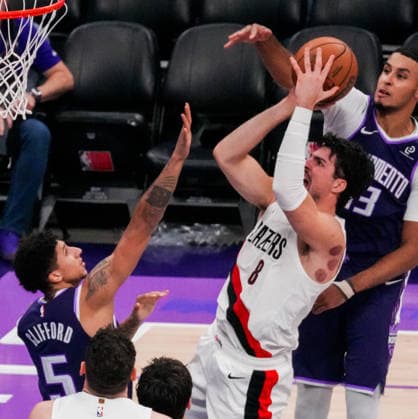 (251221) -- SACRAMENTO, Dec. 21, 2025 -- Portland Trail Blazers Deni Avdija (C) shoots during the 2025-2026 NBA, Basketball Herren, USA regular season match between Portland Trail Blazers and Sacramento Kings in Sacramento, the United States, on Dec. 20, 2025. (Photo by Xinhua) (SP)U.S.-SACRAMENTO-BASKETBALL-NBA-BLAZERS VS KINGS SunxYuxuan 