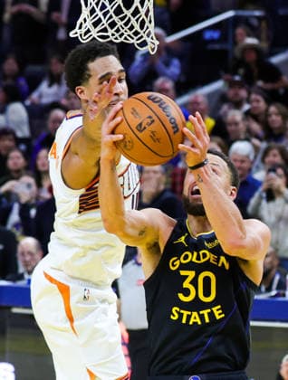 (251221) -- SAN FRANCISCO, Dec. 21, 2025 -- Stephen Curry (R) of Golden State Warriors goes for a layup during the 2025-2026 NBA, Basketball Herren, USA regular season game between Golden State Warriors and Phoenix Suns in San Francisco, the United States, Dec. 20, 2025. (Photo by Xinhua) (SP)U.S.-SAN FRANCISCO-BASKETBALL-NBA-WARRIORS VS SUNS DongxXudong 