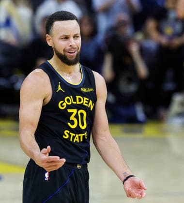 (251221) -- SAN FRANCISCO, Dec. 21, 2025 -- Stephen Curry of Golden State Warriors reacts during the 2025-2026 NBA, Basketball Herren, USA regular season game between Golden State Warriors and Phoenix Suns in San Francisco, the United States, Dec. 20, 2025. (Photo by Xinhua) (SP)U.S.-SAN FRANCISCO-BASKETBALL-NBA-WARRIORS VS SUNS DongxXudong 