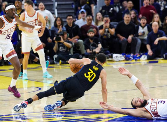 (251221) -- SAN FRANCISCO, Dec. 21, 2025 -- Stephen Curry (2nd R) of Golden State Warriors competes during the 2025-2026 NBA, Basketball Herren, USA regular season game between Golden State Warriors and Phoenix Suns in San Francisco, the United States, Dec. 20, 2025. (Photo by Xinhua) (SP)U.S.-SAN FRANCISCO-BASKETBALL-NBA-WARRIORS VS SUNS DongxXudong 