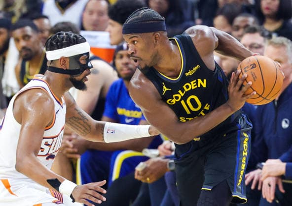 (251221) -- SAN FRANCISCO, Dec. 21, 2025 -- Jimmy Butler (R) of Golden State Warriors competes during the 2025-2026 NBA, Basketball Herren, USA regular season game between Golden State Warriors and Phoenix Suns in San Francisco, the United States, Dec. 20, 2025. (Photo by Xinhua) (SP)U.S.-SAN FRANCISCO-BASKETBALL-NBA-WARRIORS VS SUNS DongxXudong 