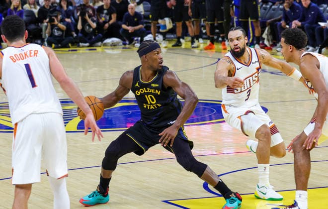 (251221) -- SAN FRANCISCO, Dec. 21, 2025 -- Jimmy Butler (2nd L) of Golden State Warriors competes during the 2025-2026 NBA, Basketball Herren, USA regular season game between Golden State Warriors and Phoenix Suns in San Francisco, the United States, Dec. 20, 2025. (Photo by Xinhua) (SP)U.S.-SAN FRANCISCO-BASKETBALL-NBA-WARRIORS VS SUNS DongxXudong 